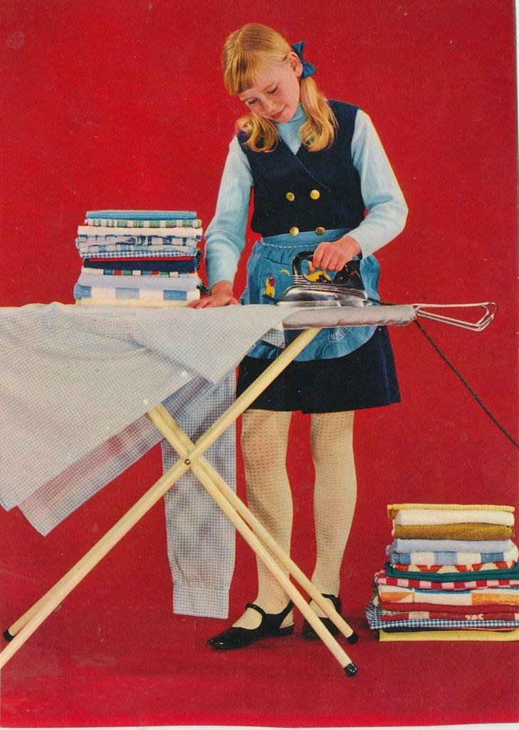 Comptoir d'accueil du pressing avec linge repassé plié